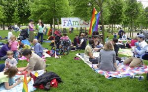 viele Familien sitzen im Augarten beim FAmOs Picknick