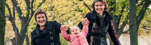 Spaziergang von zwei Frauen mit Kleinkind