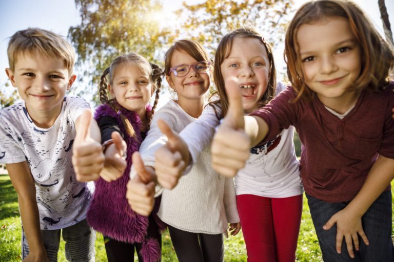 Kindergruppe mit Daumen Hoch